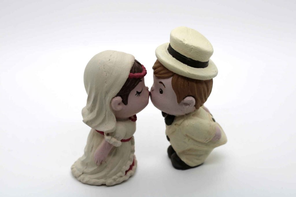 la_stregatta_cake_topper_sposi_che_si_baciano_02