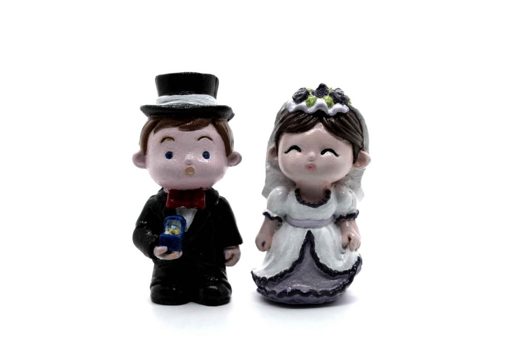 la_stregatta_cake_topper_sposi_con_anello_01