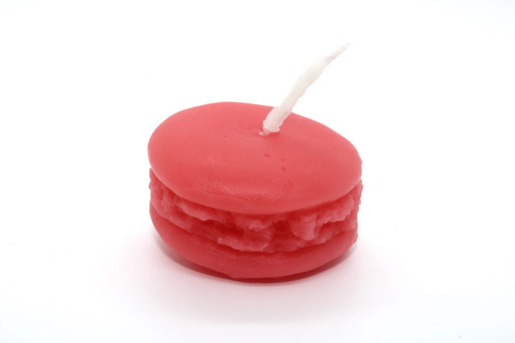 la_stregatta_regali_e_candele_candela_macaron_rosso