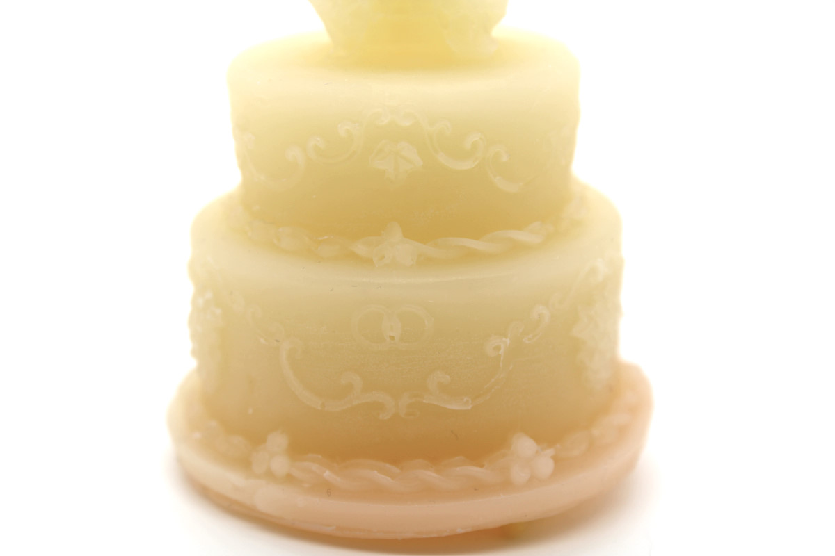 la_stregatta_regali_e_candele_candela_segnaposto_torta_nuziale_gialla_02